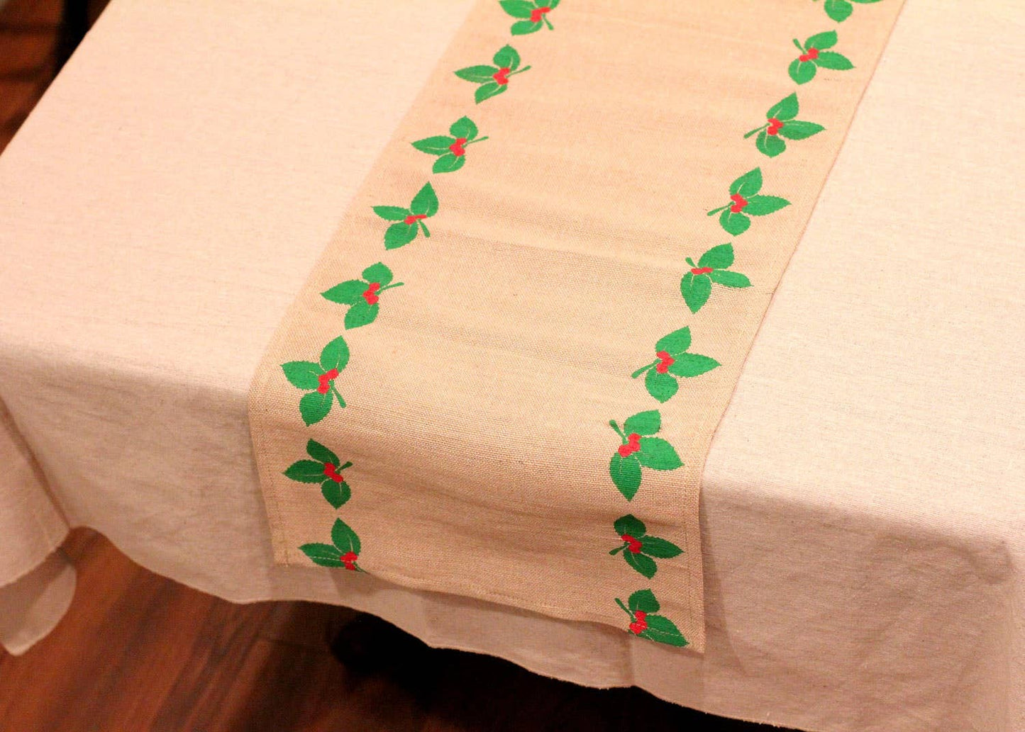 Christmas Holiday Mistletoe Table Runner