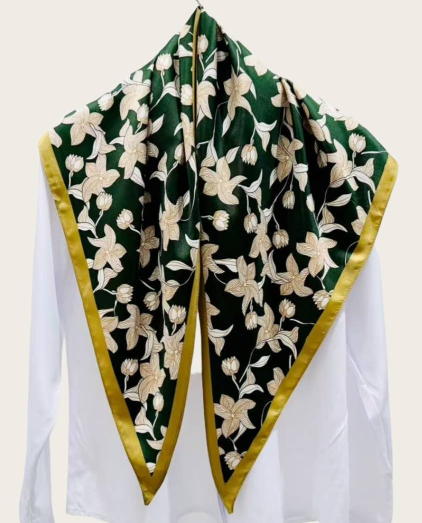 JC023328T Printed Triangle Scarf – Bandana Style Wrap / Shawl