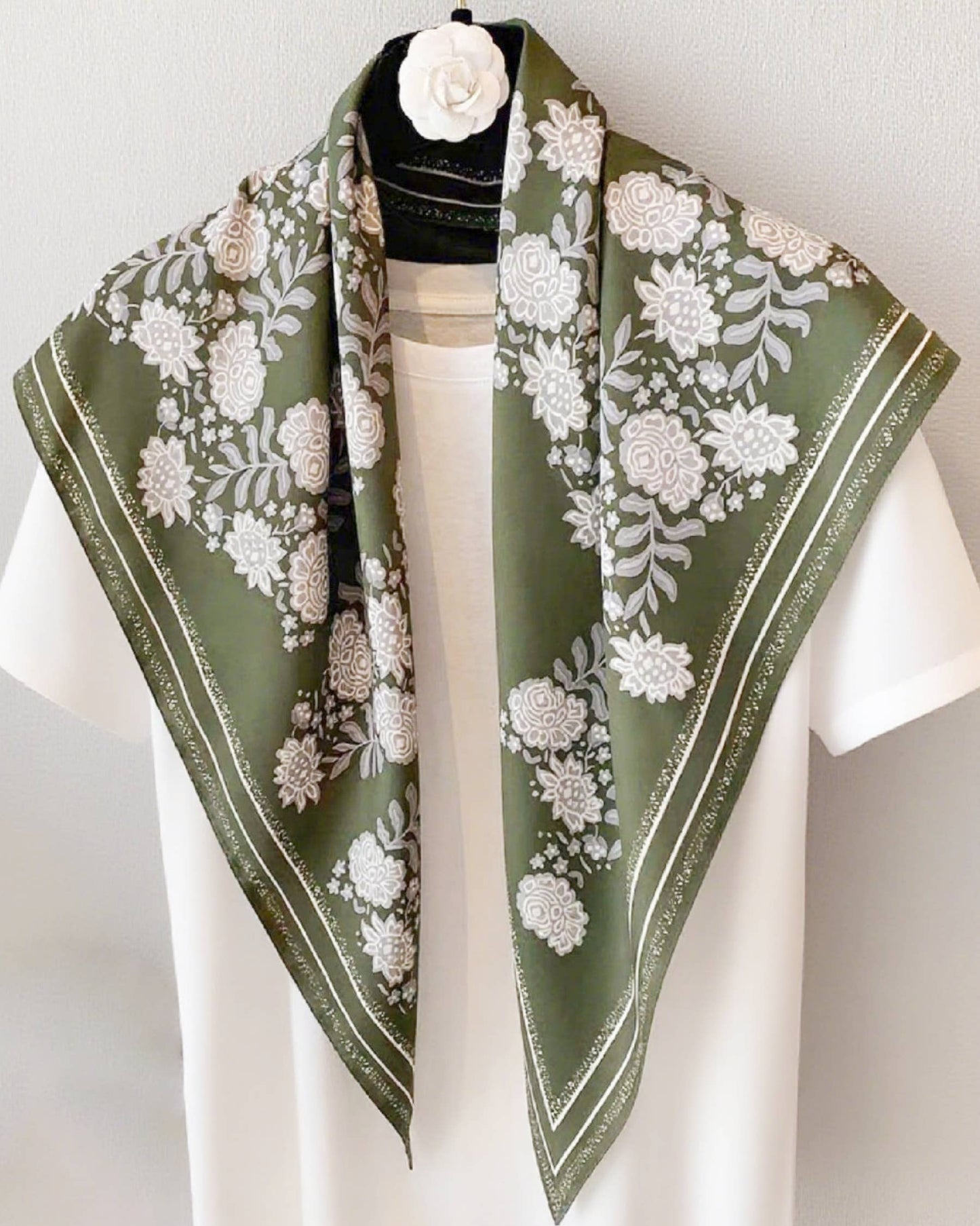 JC023328T Printed Triangle Scarf – Bandana Style Wrap / Shawl
