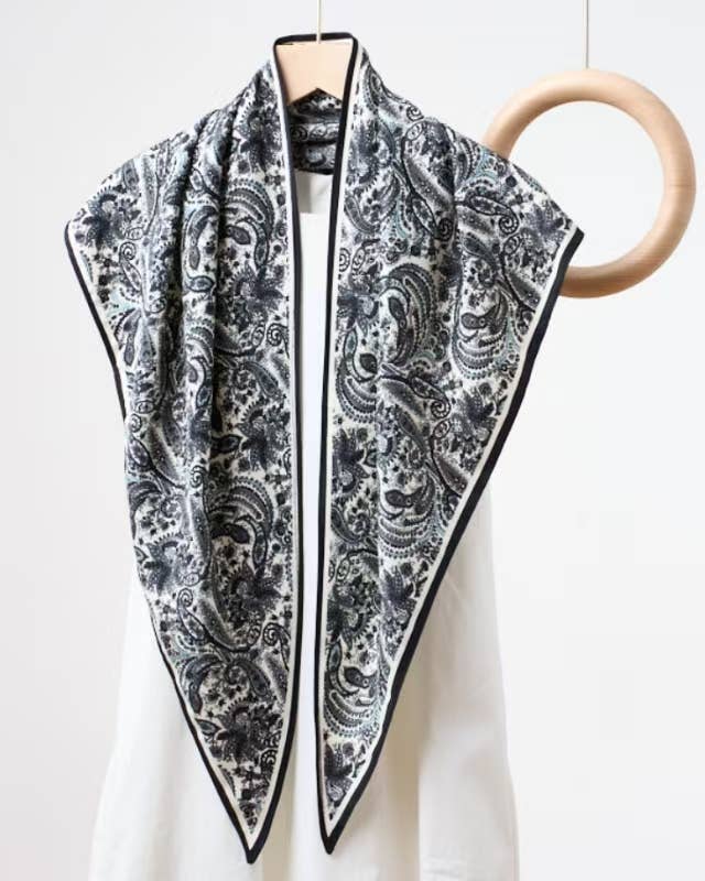JC023328T Printed Triangle Scarf – Bandana Style Wrap / Shawl