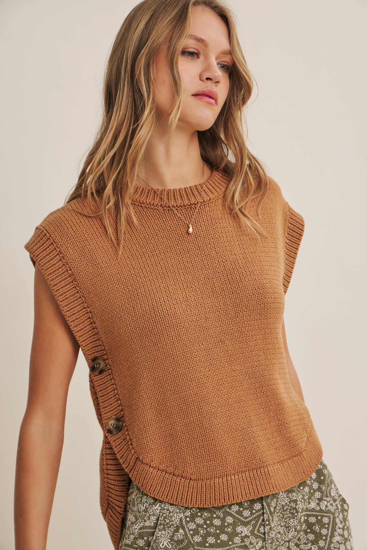 EVERYDAY LAYERING SIDE BUTTON HI-LO SWEATER VEST TOP