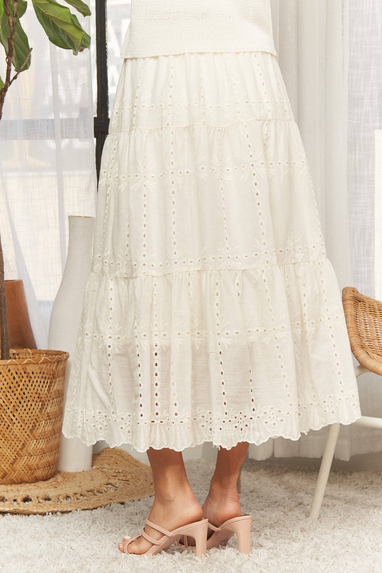 LES4074-TIERED EYELET MIDI SKIRT