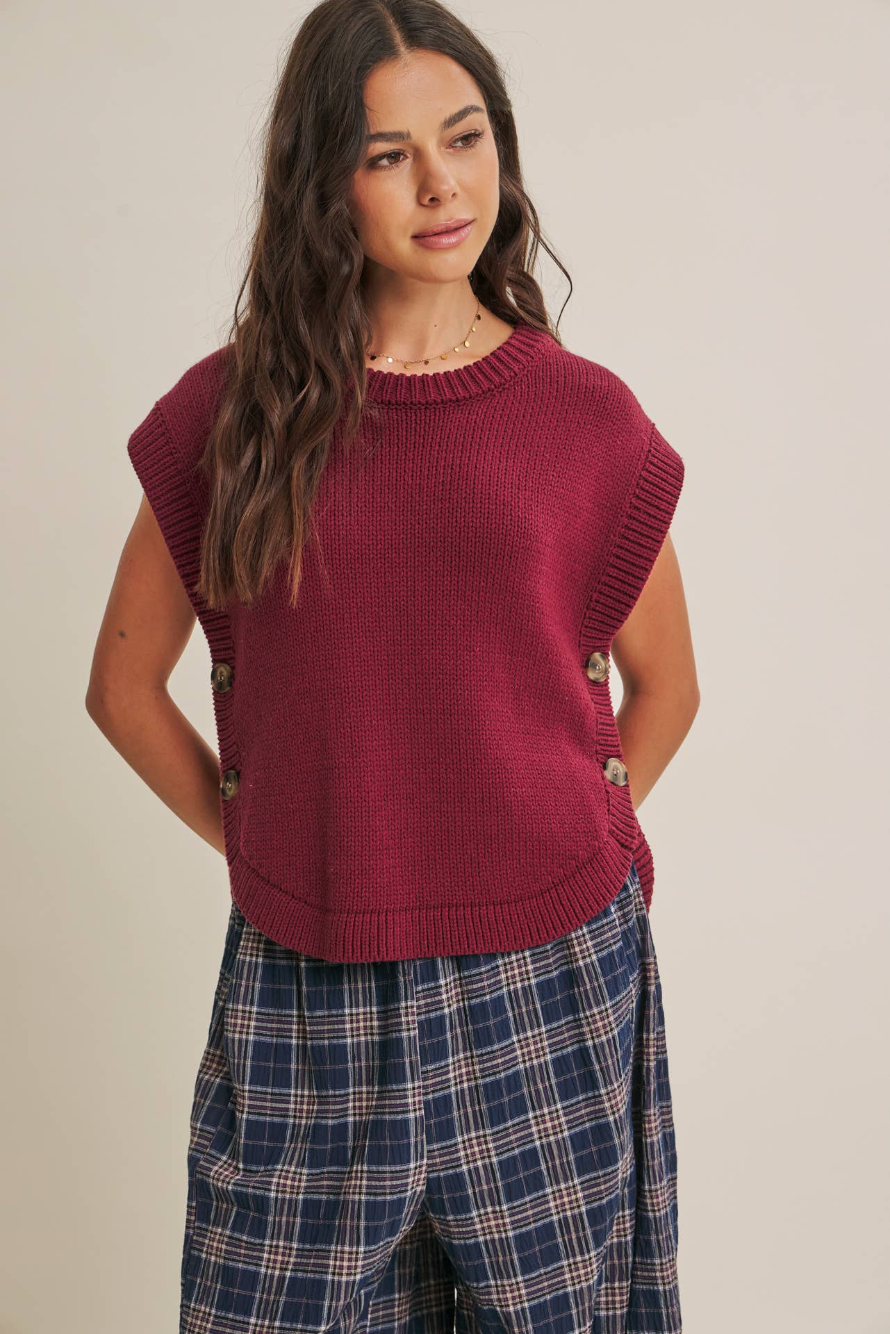 EVERYDAY LAYERING SIDE BUTTON HI-LO SWEATER VEST TOP