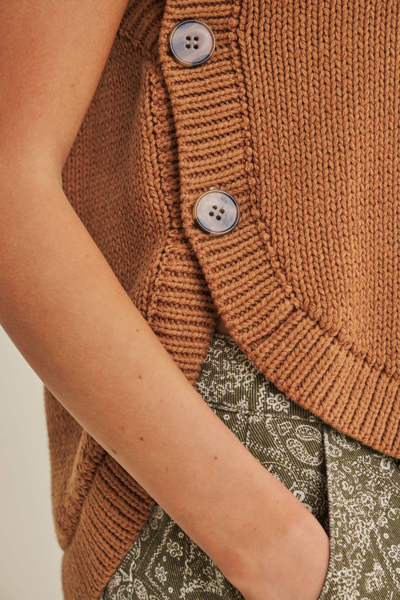 EVERYDAY LAYERING SIDE BUTTON HI-LO SWEATER VEST TOP