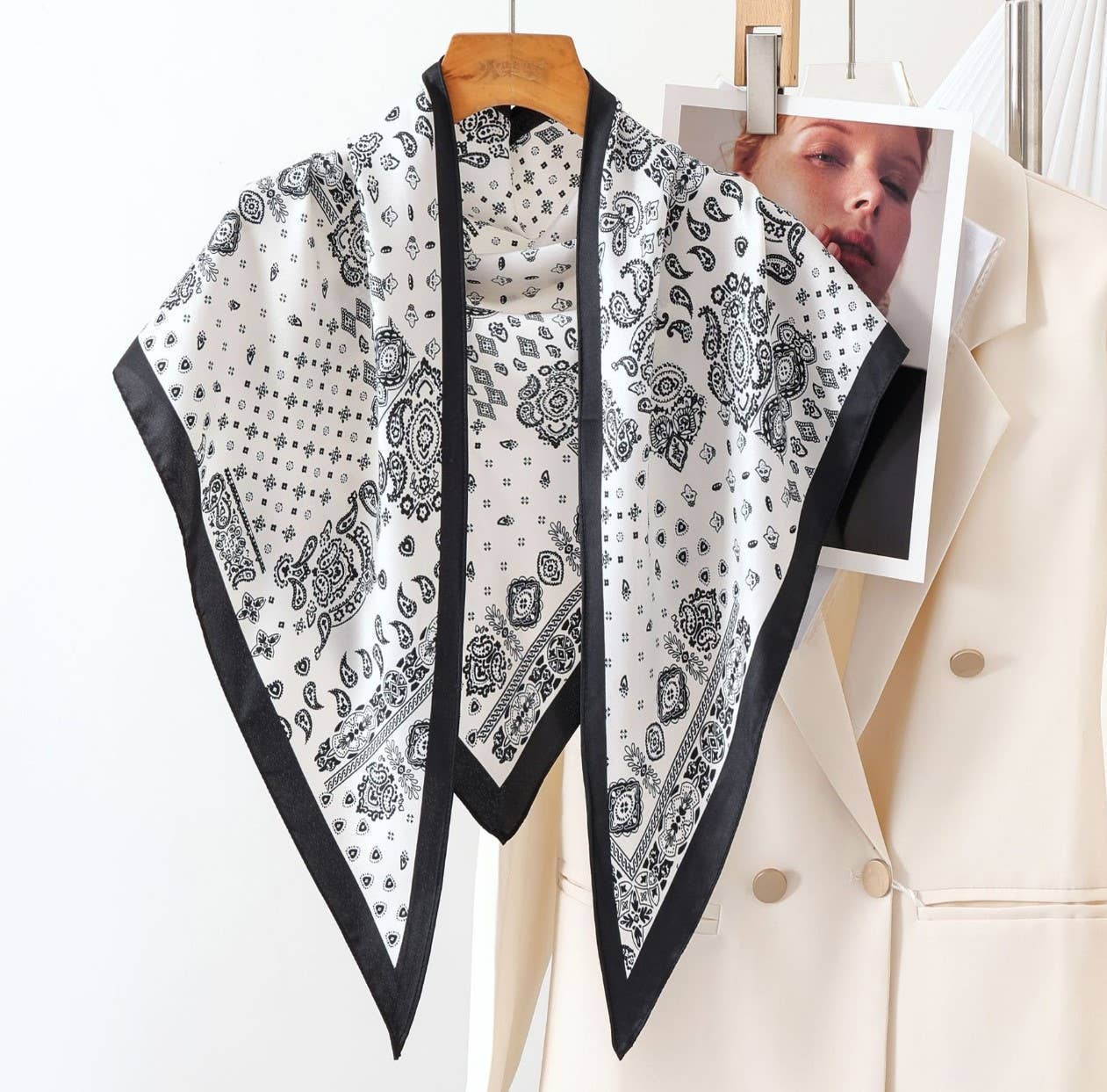 JC023328T Printed Triangle Scarf – Bandana Style Wrap / Shawl