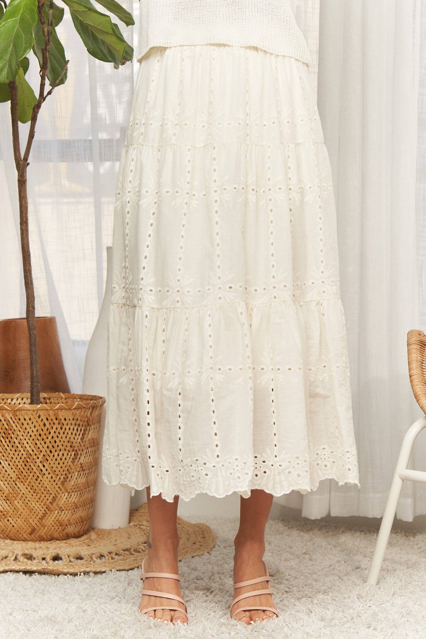 LES4074-TIERED EYELET MIDI SKIRT