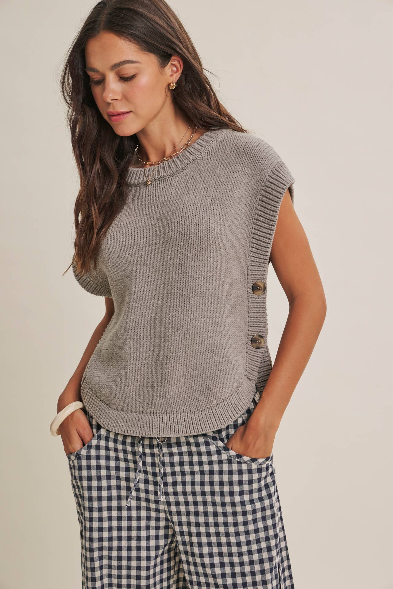 EVERYDAY LAYERING SIDE BUTTON HI-LO SWEATER VEST TOP