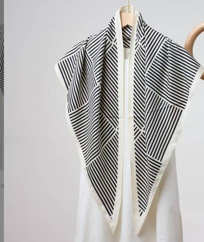 JC023328T Printed Triangle Scarf – Bandana Style Wrap / Shawl
