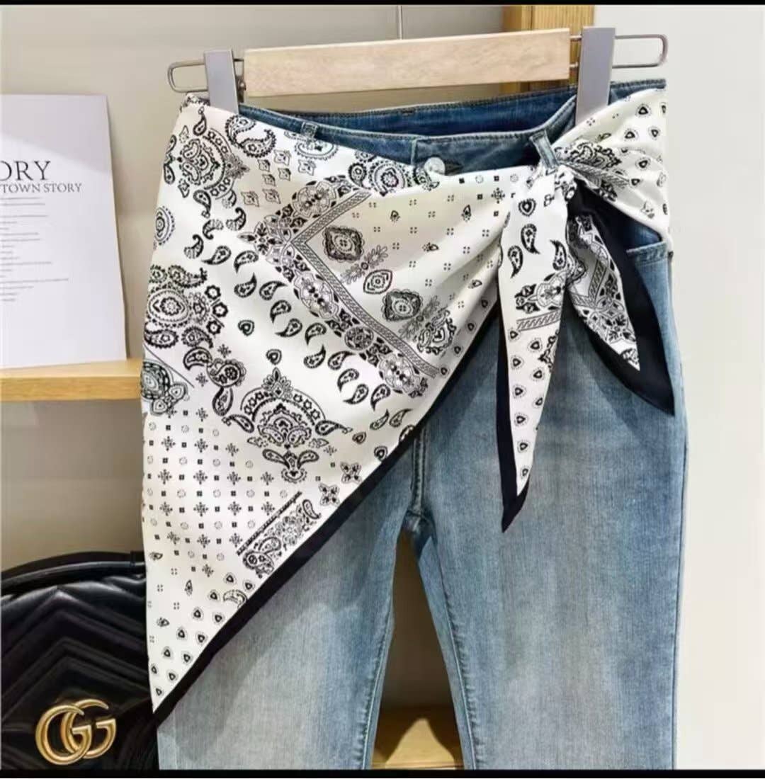 JC023328T Printed Triangle Scarf – Bandana Style Wrap / Shawl