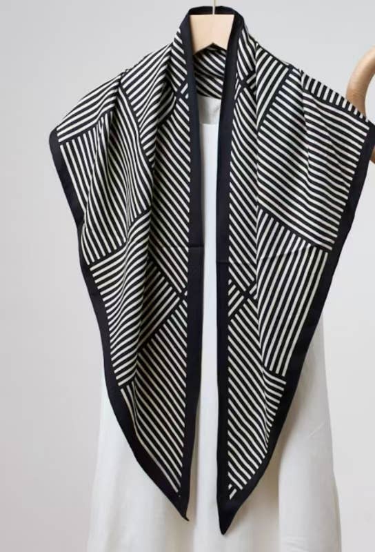 JC023328T Printed Triangle Scarf – Bandana Style Wrap / Shawl