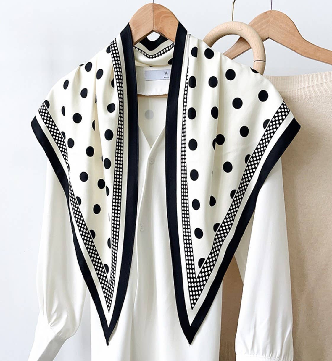 JC023328T Printed Triangle Scarf – Bandana Style Wrap / Shawl