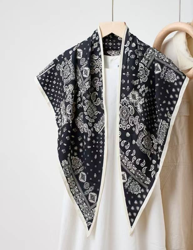JC023328T Printed Triangle Scarf – Bandana Style Wrap / Shawl